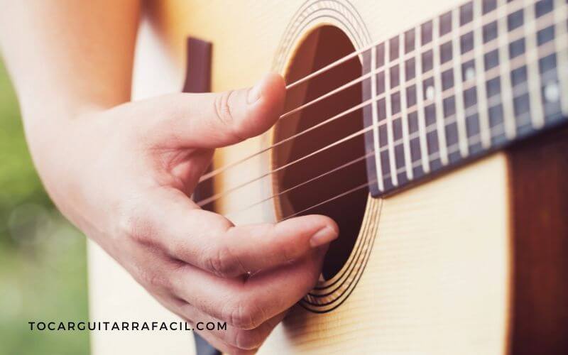 ¿Como Rasguear Una Guitarra? Mas de 10 Consejos Para Principiantes