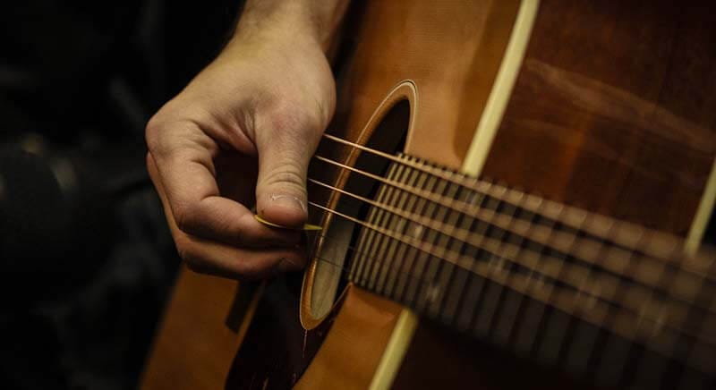 Antagonismo pagar Transistor Como Rasguear Una Guitarra? Mas de 10 Consejos Para Principiantes - Tocar  Guitarra Facil