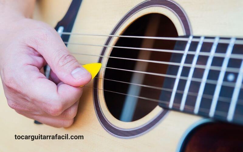¿Es Dificil Tocar Guitarra Con Una Pua o Con Los Dedos?